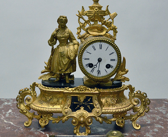 Lot 236: 19th c gilt spelter mantel clock with statue of ''Summer girl''. H30xW32cm.