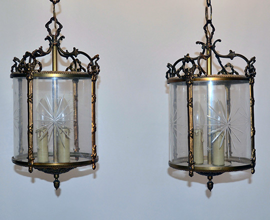 Lot 285: Pair gilt bronze round lanterns with one piece cut glass 'shade'. Tot. H50cm.