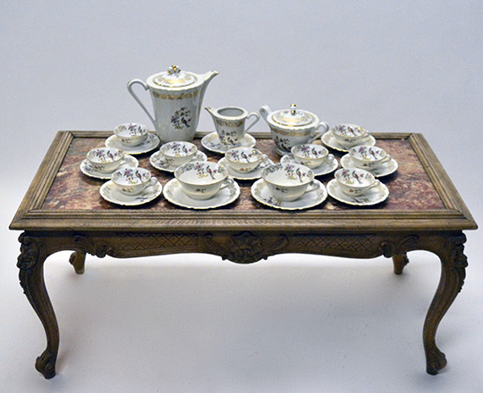 Lot 297_1: Large Limoges porcelaine service including tea/coffee and desert set.