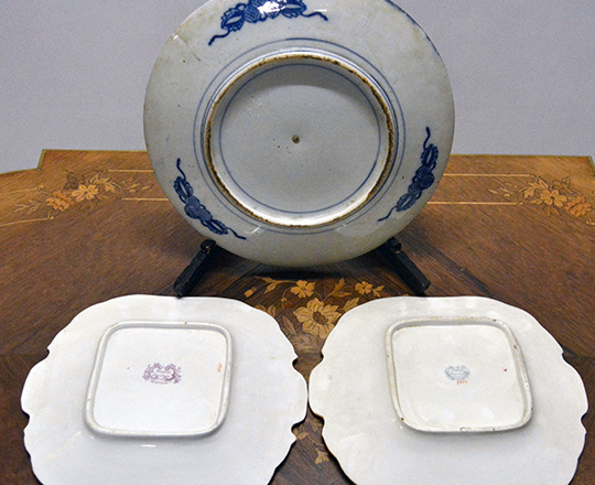 Lot 380_1: One large 19th cent blue and white Chinese plate, dia 30cm and a pair of Minton plates with floral decor.