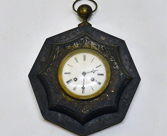 Lot 401: 19th cent octagonal shaped painted metal wall clock. H45 x W33cm.