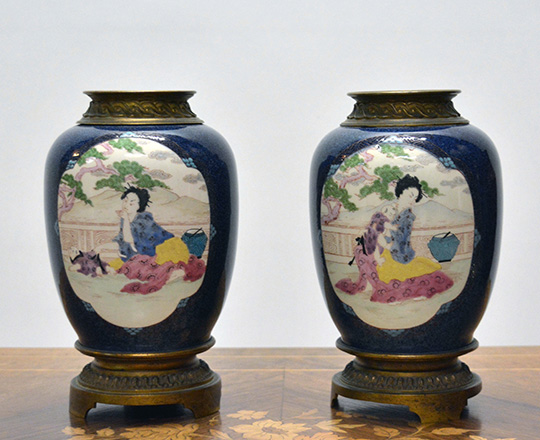 Lot 403: Pair 19th cent Chinese blue vases with gilt bronze Louis XVI base and Chinese woman with landscape background. H 26cm.