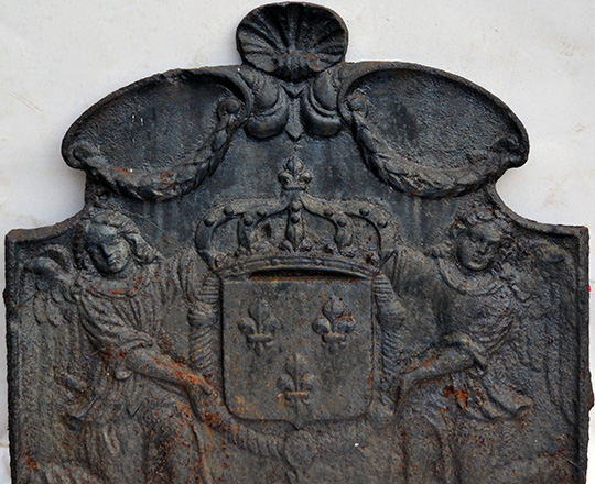 Lot 415: 18th cent cast iron fire plate with two angels holding a crowned coat of arms. H57xW62cm.