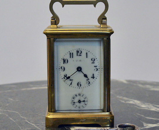 Lot 422: 19th cent bronze travel clock with alarm setting. H14,4xW8xD6,5cm.