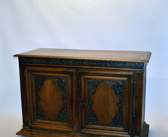 Lot 431: 19th cent two door oak country buffet. H108xW160xD50cm.