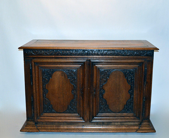 Lot 431_1: 19th cent two door oak country buffet. H108xW160xD50cm.