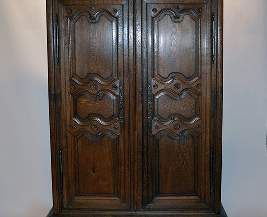 Lot 450: 18th / 19th cent. Burgundy oak armoire which specificity comes in two parts. H