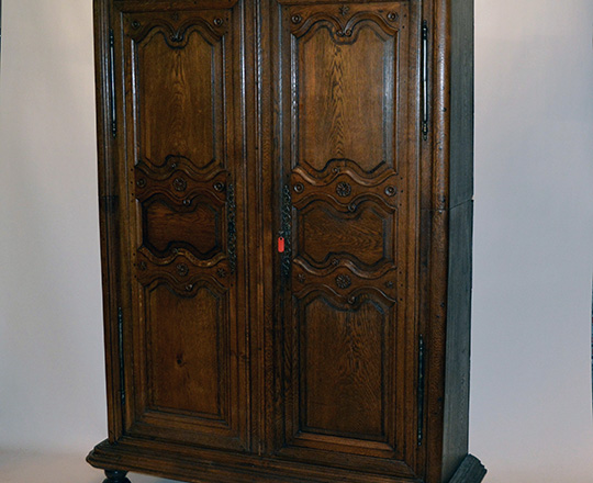Lot 450_1: 18th / 19th cent. Burgundy oak armoire which specificity comes in two parts. H