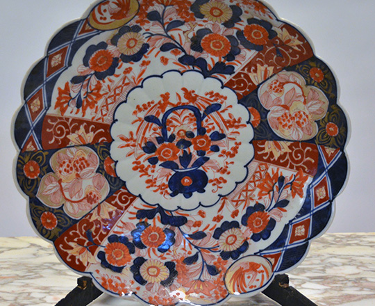 Lot 453: Large 19th cent Imari plate, dia.33cm and vase, H35cm on brass base with classic red/bleu floral design.