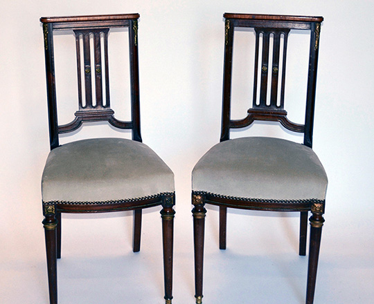 Lot 465: Pair turn cent firm mahogany chairs.