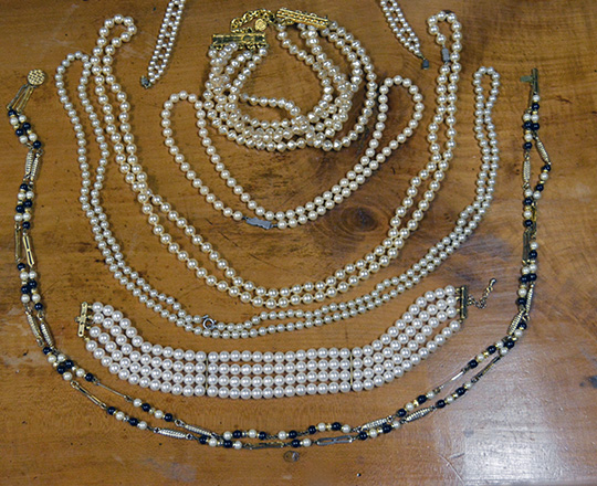 Lot 474: Various sizes of pearls necklaces.