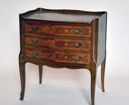 Lot 514_1: Small Louis XV style three drawer commode. H59xW52xD34cm.
