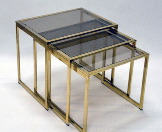 Lot 527: Three modern brass nest of tables with smoked glass top. H41,5xW48xD36cm. (large)