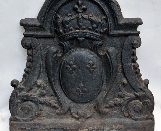 Lot 533: 18th cent cast iron fire plate with a crowned coat of arms. H63xW57cm.
