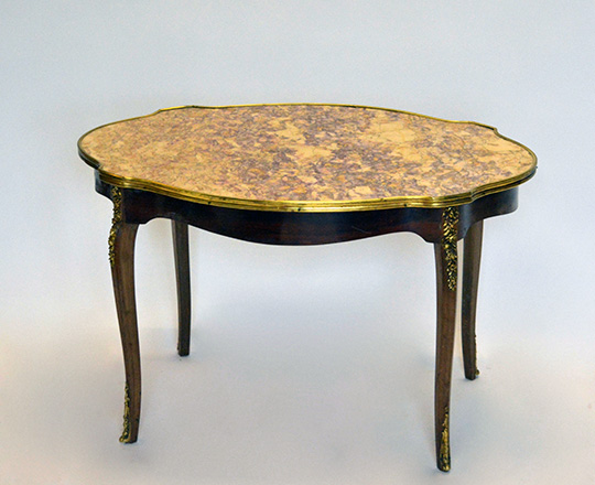 Lot 536: Louis XV style violin shape marble top coffee table. H50,5xW81,5xD55,5cm.