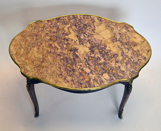 Lot 536_1: Louis XV style violin shape marble top coffee table. H50,5xW81,5xD55,5cm.